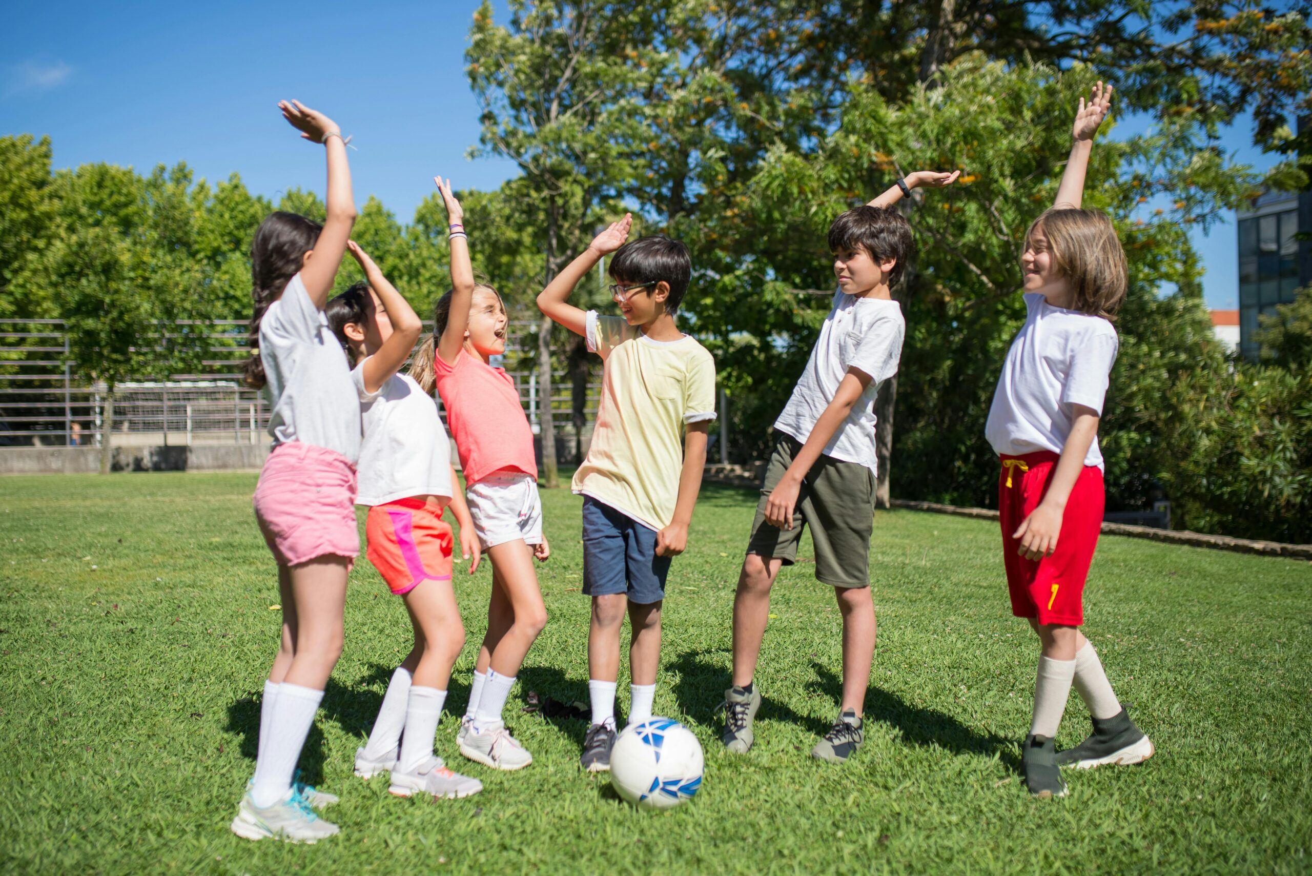 Niños disfrutando y jugando, destacando la importancia de apoyar su salud mental en tiempos de crisis con estrategias efectivas de comunicación y apoyo emocional.