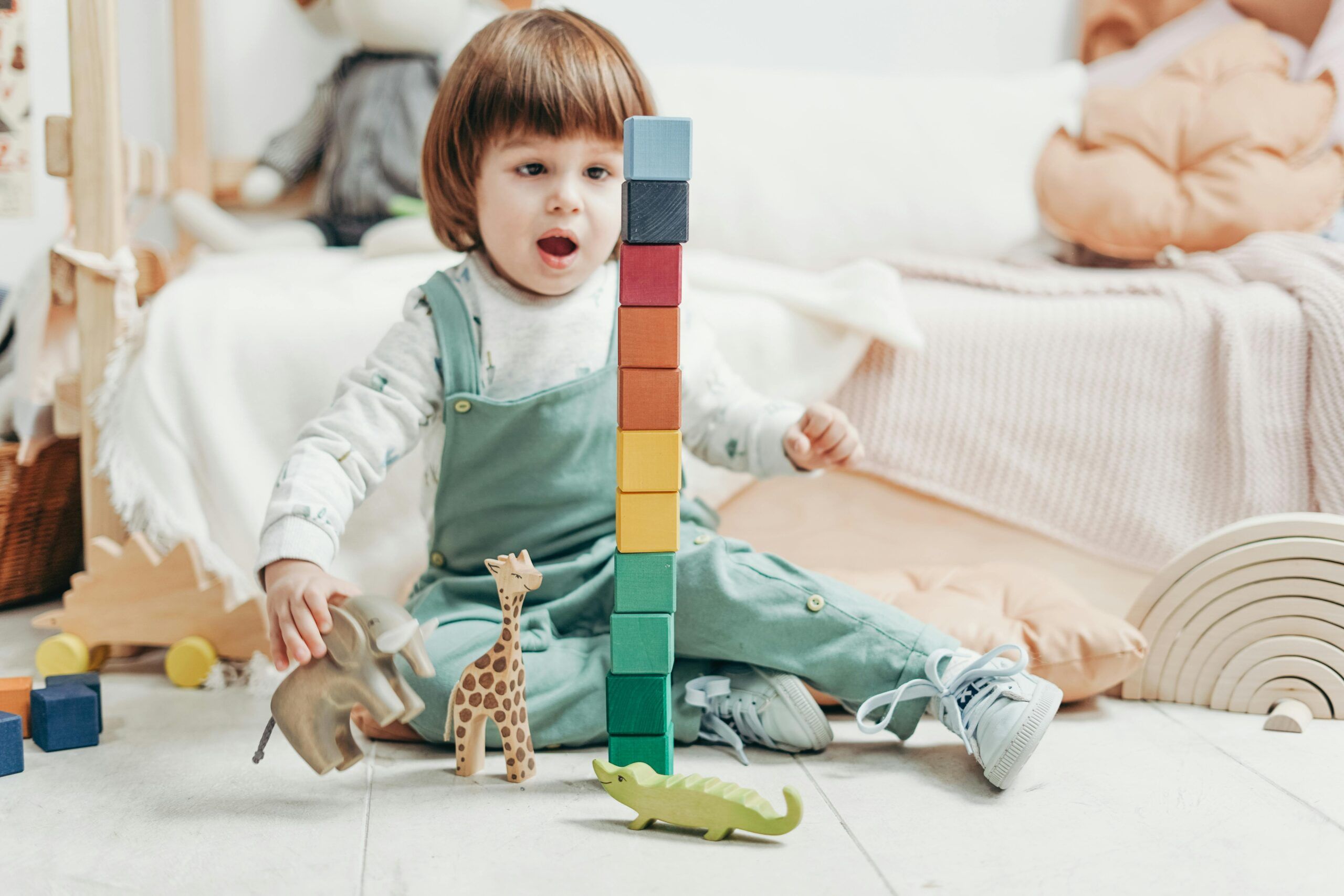 Niño jugando mostrando confianza en sí mismo mientras juega, simbolizando la importancia del amor y la autoestima incondicional en su desarrollo. Fomentar la autonomia en los niños