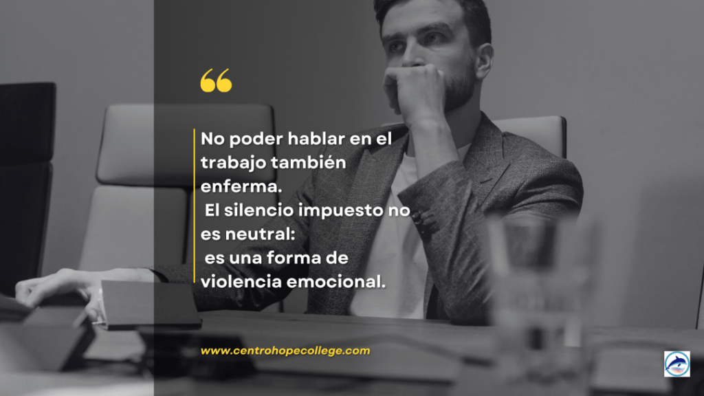 El silencio también enferma: imagen de un hombre pensativo en la oficina, transmitiendo el impacto emocional del silencio impuesto en el entorno laboral.
