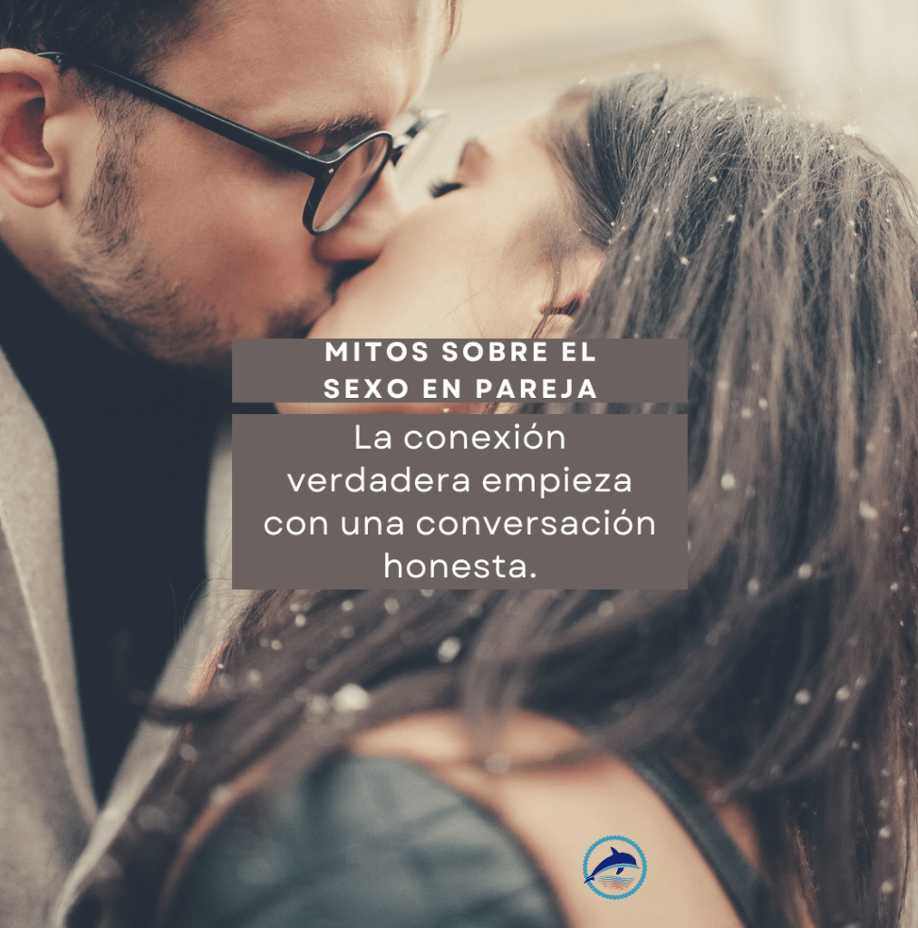 Mitos sobre el sexo en pareja: lo que las películas y las redes no te cuentan. Imagen de una pareja besándose bajo la nieve, con el mensaje: “La conexión verdadera empieza con una conversación honesta”, destacando la importancia del diálogo emocional en la intimidad.