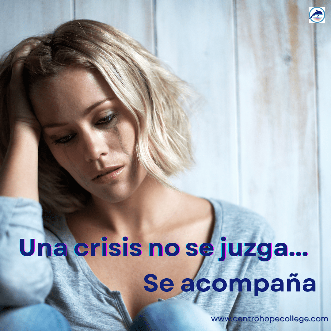 Cómo actuar ante una crisis psicótica: claves para cuidar sin dañar. Mujer joven con expresión de tristeza y lágrimas secas en el rostro, sentada con la cabeza apoyada en la mano, acompañada del mensaje “Una crisis no se juzga… se acompaña”, promoviendo el acompañamiento emocional desde www.centrohopecollege.com.