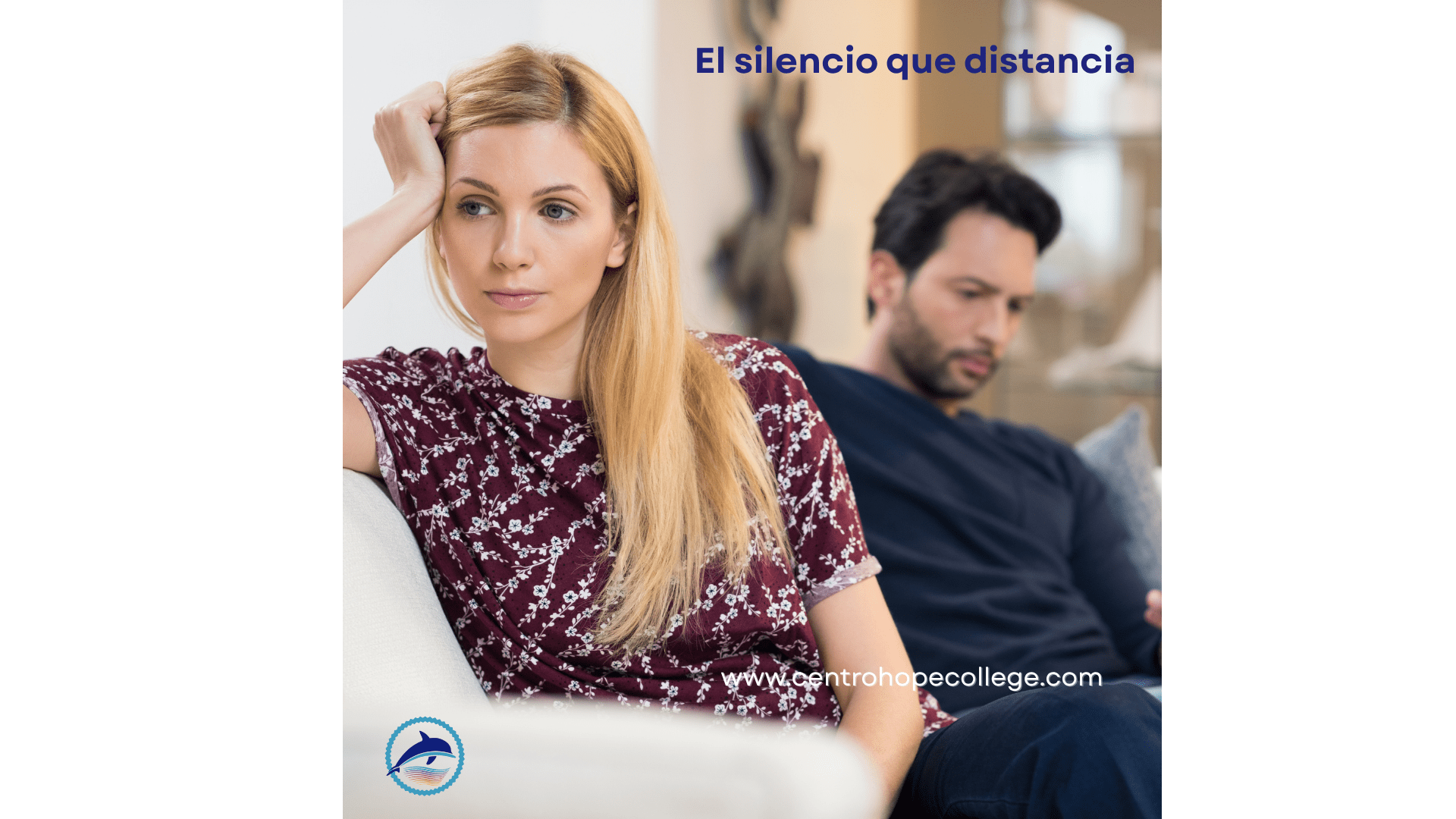 Cuando una pareja evita hablar de lo importante: el silencio que distancia. Imagen de una mujer preocupada y un hombre serio sentados en silencio en el sofá, mostrando la desconexión emocional entre ellos.