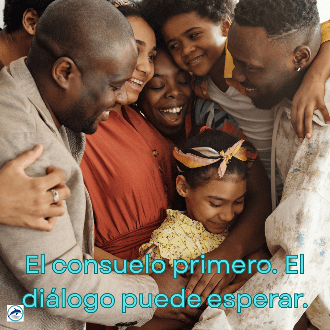 Cuando se pierde un niño: guía para reaccionar con empatía. Imagen de una familia abrazando con ternura a una niña, transmitiendo consuelo, seguridad y unión emocional.