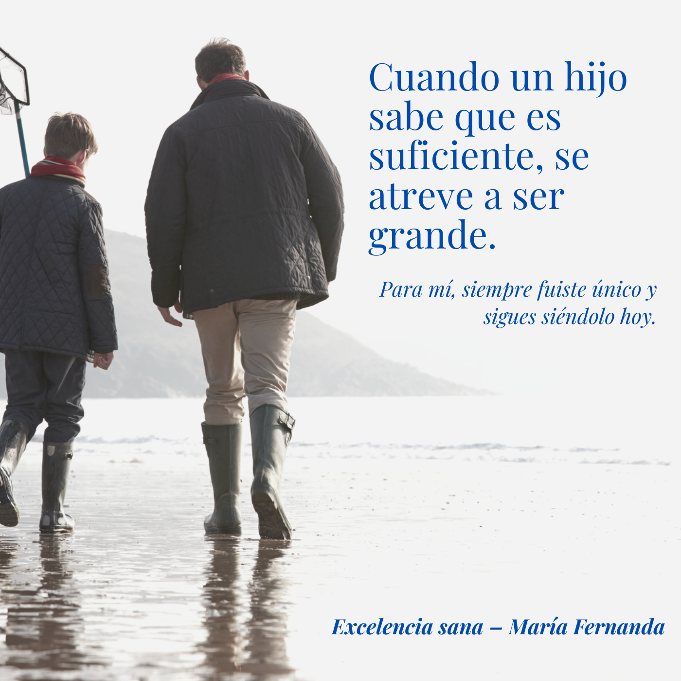 Excelencia sana: cuando crecer no significa exigirse hasta romperse: padre e hijo caminan juntos por la orilla del mar, reflejando una relación basada en el respeto, la validación emocional y el amor incondicional.