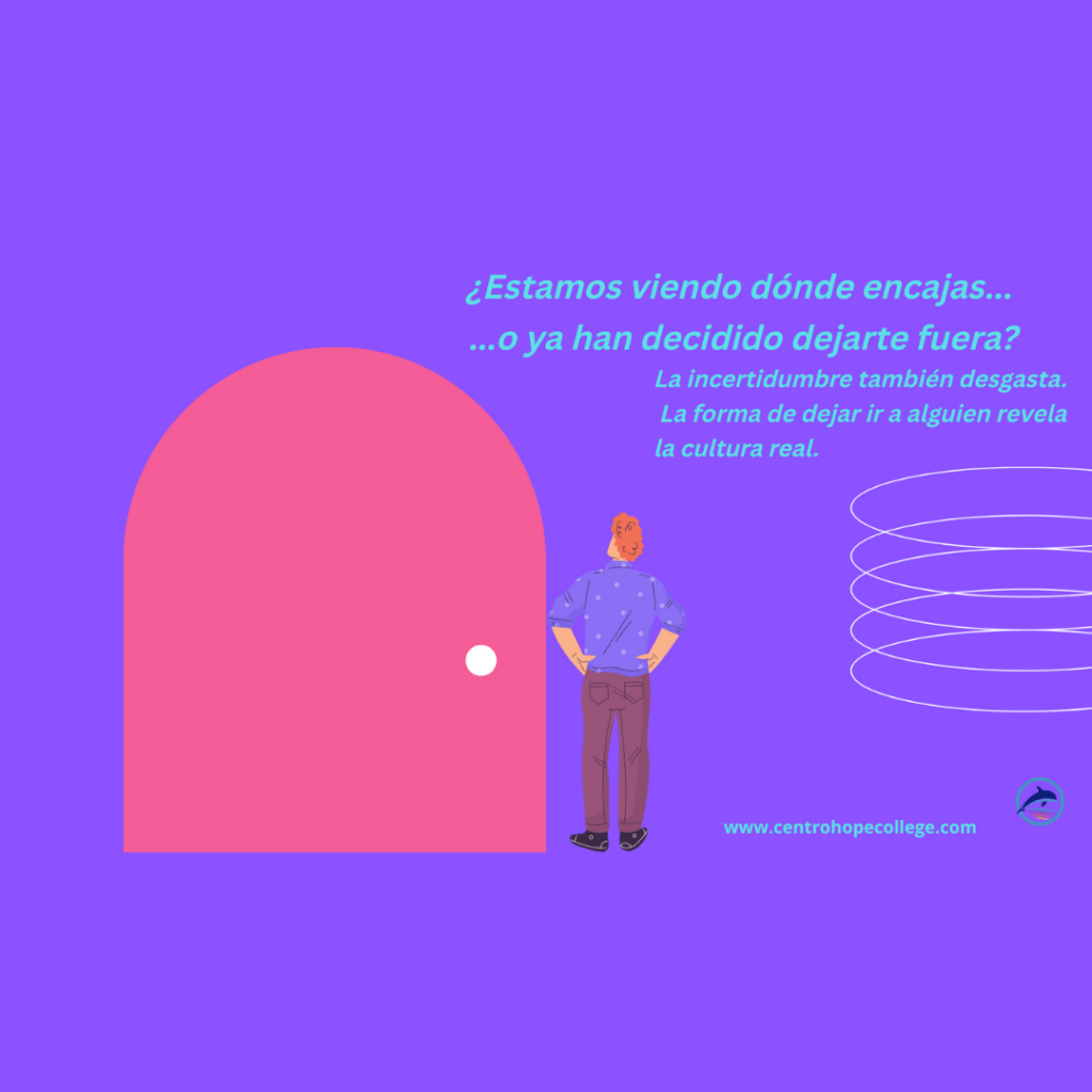 Cultura organizacional y procesos de salida representados por una ilustración de una persona de pie frente a una puerta cerrada, simbolizando incertidumbre laboral y despedidas mal gestionadas.