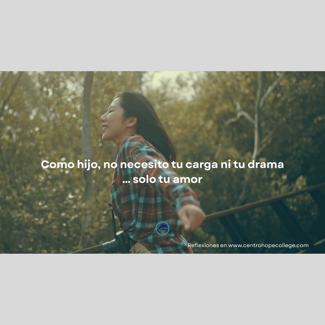 Lo que un hijo realmente necesita: amor, no carga. Imagen de una niña sonriente corriendo con libertad en la naturaleza, representando el deseo de crecer sin heridas emocionales heredadas.