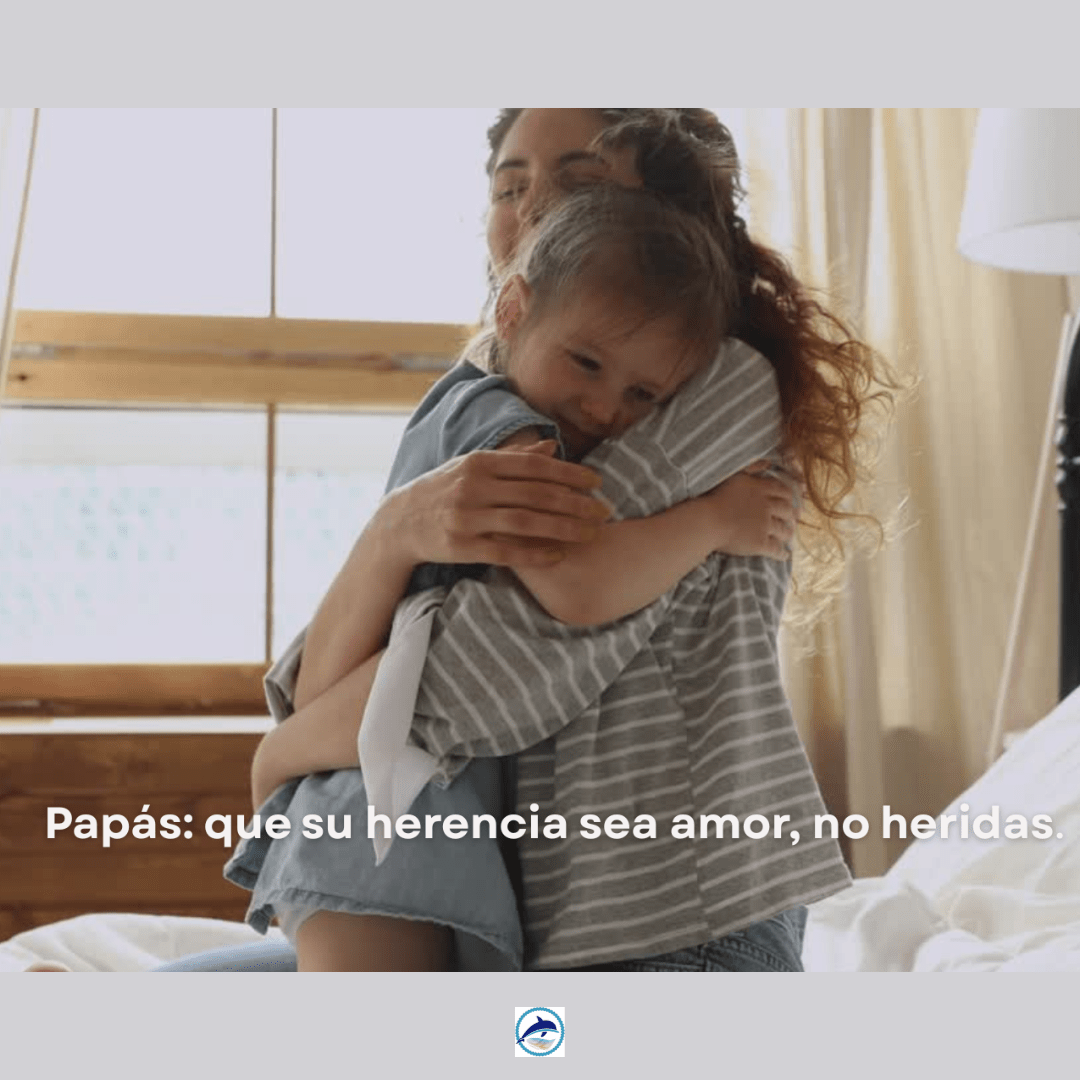 Educar con amor: la verdadera herencia emocional. Una madre abraza con ternura a su hijo pequeño, representando un vínculo afectivo sano y libre de heridas emocionales.