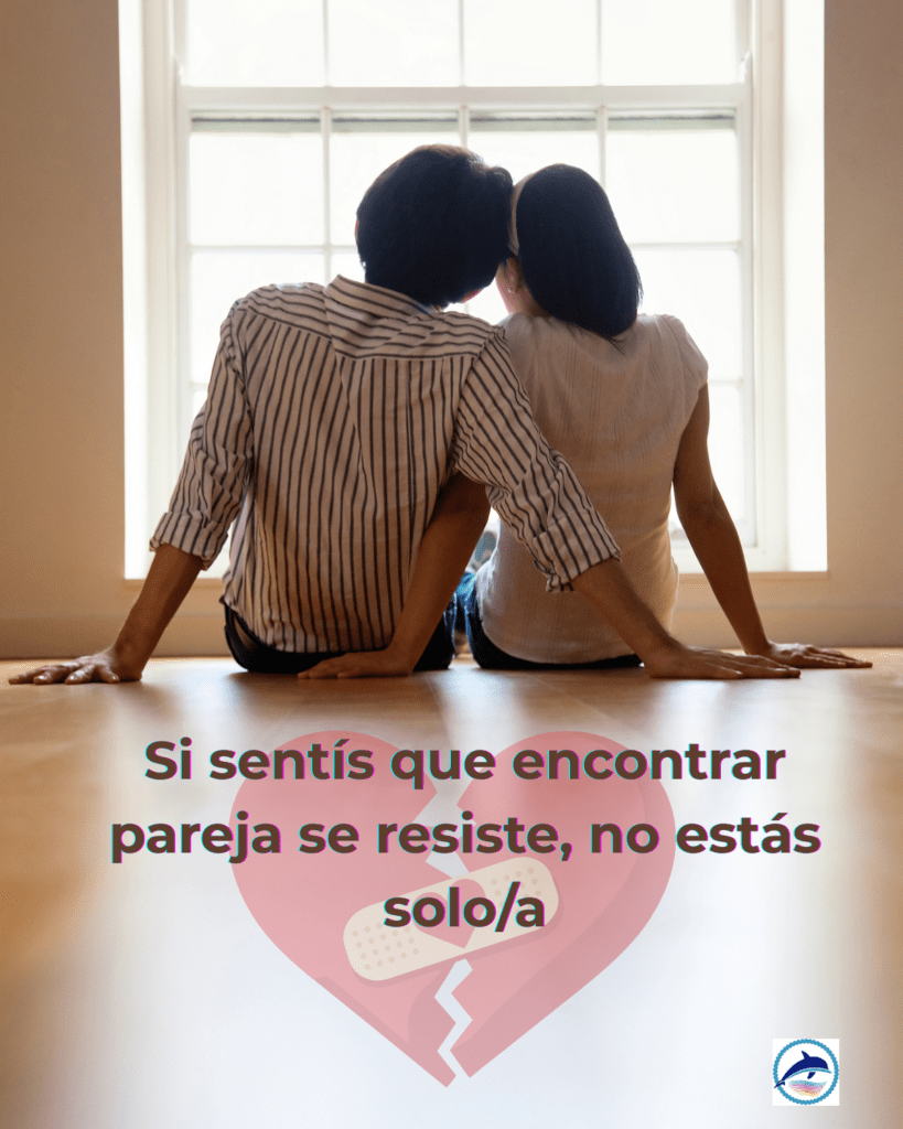 Cuando encontrar pareja se resiste: la importancia de pedir ayuda psicoterapéutica. Pareja sentada frente a una ventana, acompañada del mensaje ‘Si sentís que encontrar pareja se resiste, no estás solo/a’ con un corazón roto como fondo.