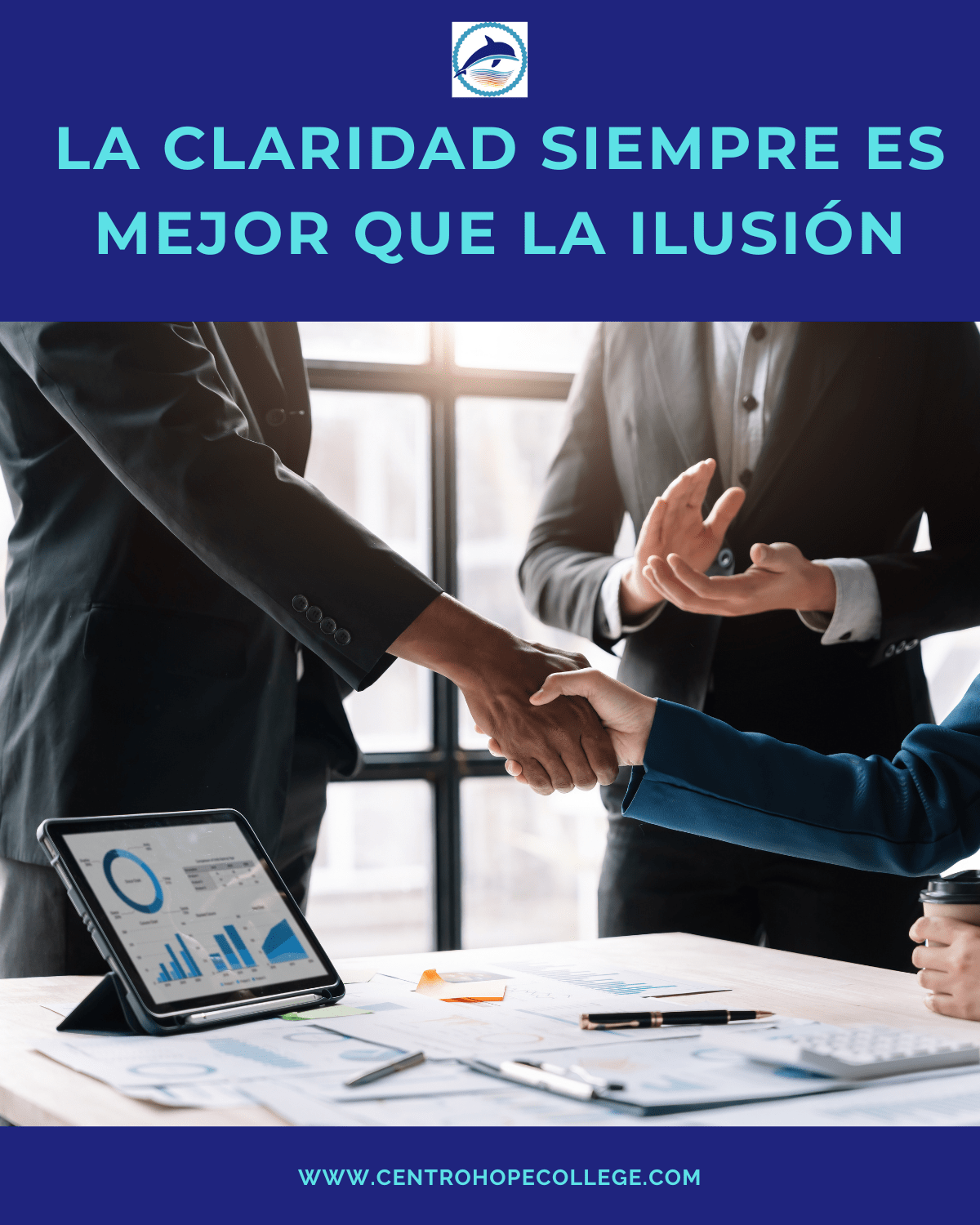 Código de Ética Profesional: la clave de la confianza con tus clientes, representado por un apretón de manos en una reunión de trabajo.