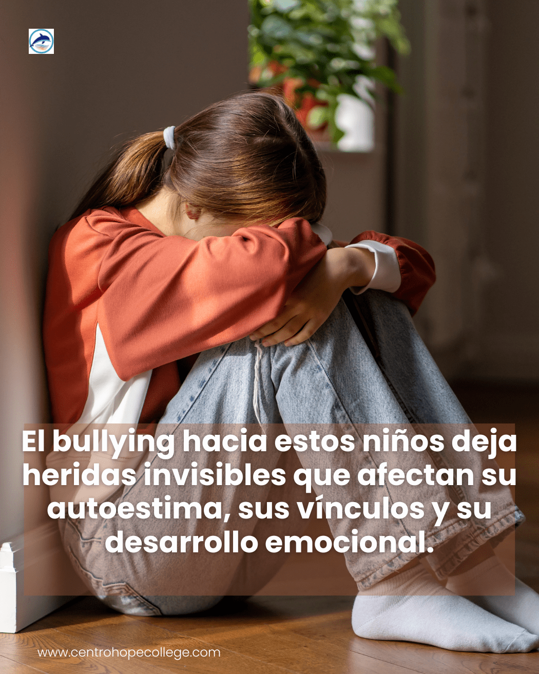 TDAH, autismo y bullying: niña sentada en el suelo con los brazos cubriéndose el rostro, mostrando el impacto emocional del acoso escolar.