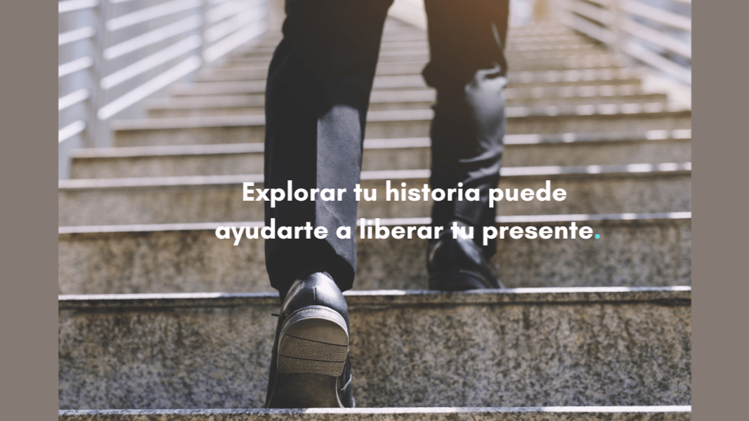 Explorar tu historia para sanar: persona subiendo escaleras como símbolo de crecimiento y liberación emocional.