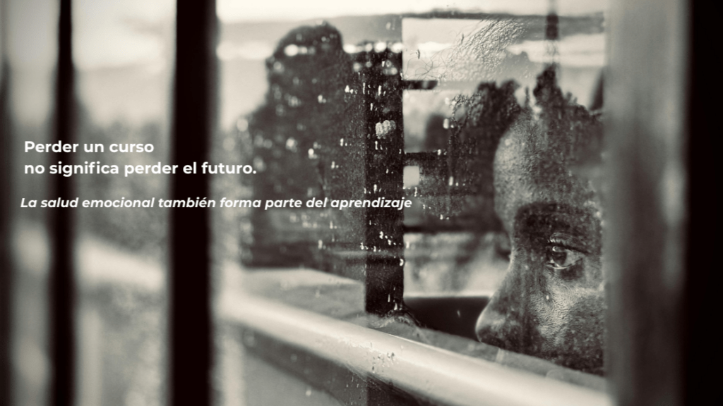 Adolescente recibiendo apoyo durante dificultades escolares relacionadas con su salud mental.