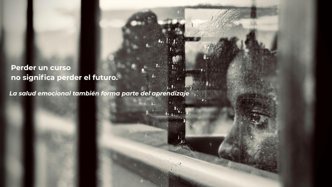 Adolescente recibiendo apoyo durante dificultades escolares relacionadas con su salud mental.